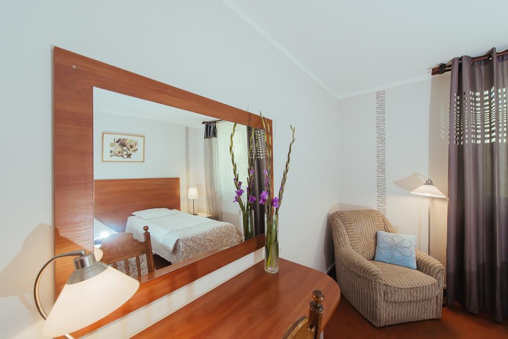 Hotel Pod Sosnami Osieck 객실 사진